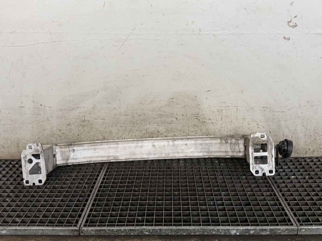 DIJELOVI GREDA AUDI Q3 > 11-15 2.0 8U0807109C