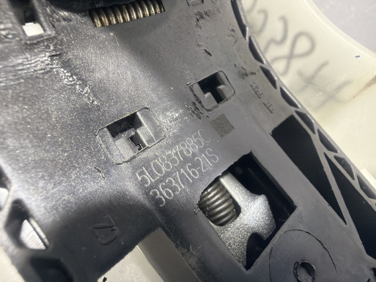 DIJELOVI RUCKA VRATA SKODA OCTAVIA > 13-16 5L0837885C