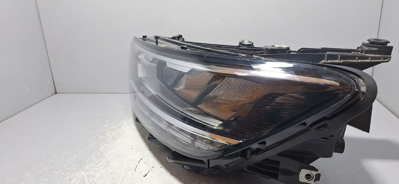 DIJELOVI FAR VW PASSAT B8 > 19 -