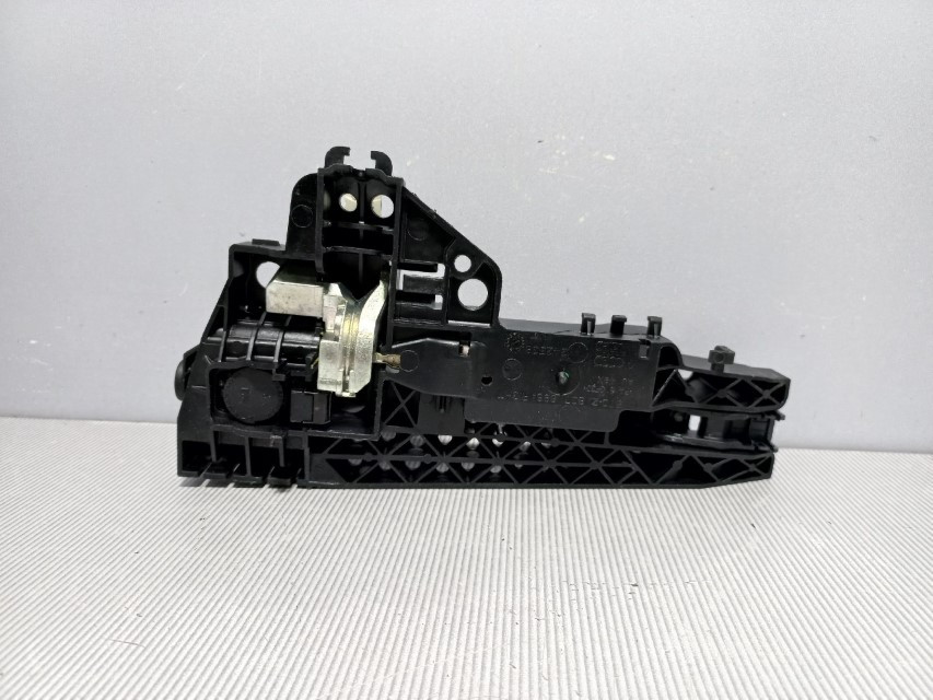 DIJELOVI RUCKA VRATA AUDI Q5 > 12-16 8T0837886B