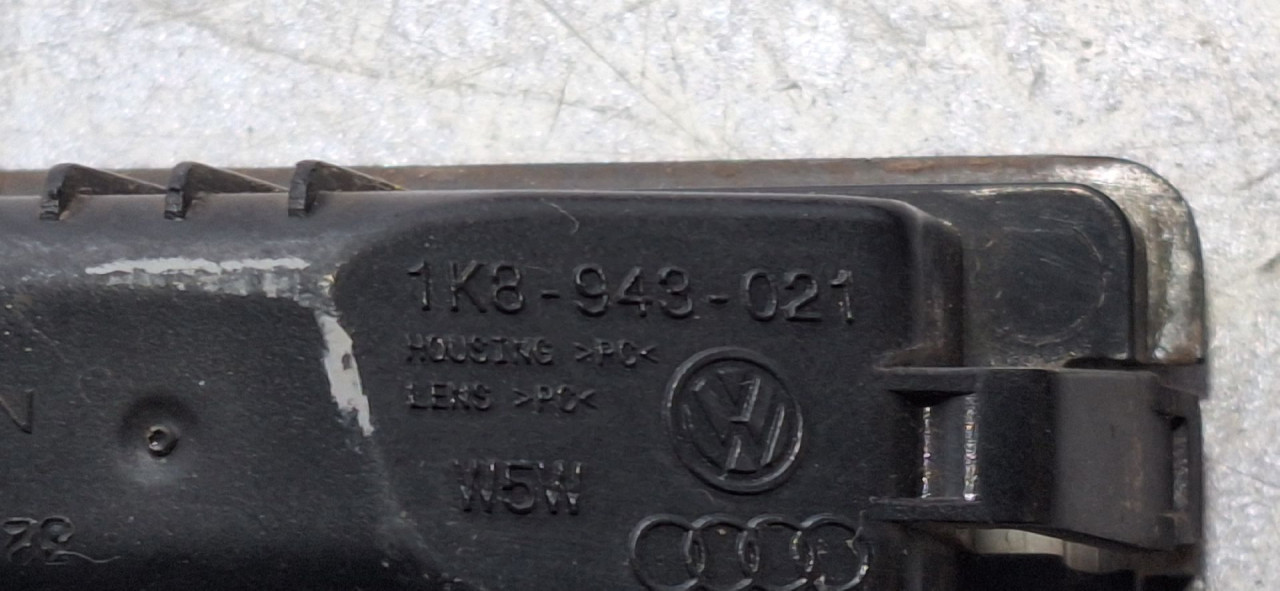 DIJELOVI RASVJETA TABLICA VW GOLF 7 > 12-16 1K8943021