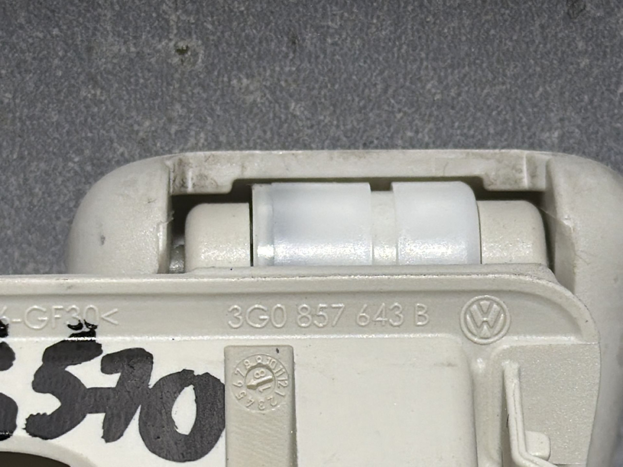 DIJELOVI KROVNA RUCKA VW PASSAT B8 > 14-19 2.0 3G0857643B