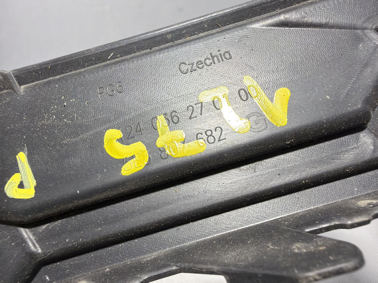 DIJELOVI PLASTIKA BRANIKA SKODA OCTAVIA > 19- 2.0 5E3807682G