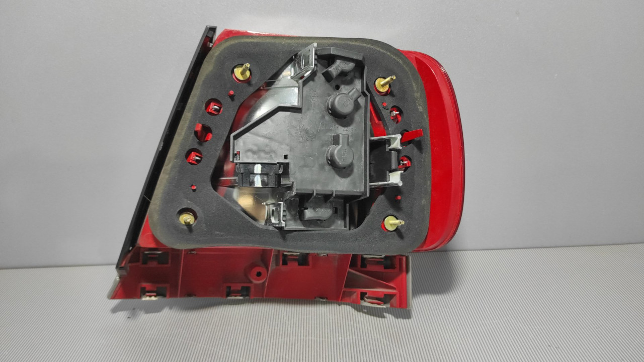 DIJELOVI STOP SVJETLO AUDI A4 > 99-00 8D0945095D