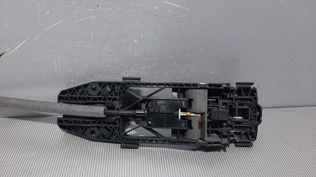 DIJELOVI RUCKA VRATA VW UP > 12-16 5N0837017E