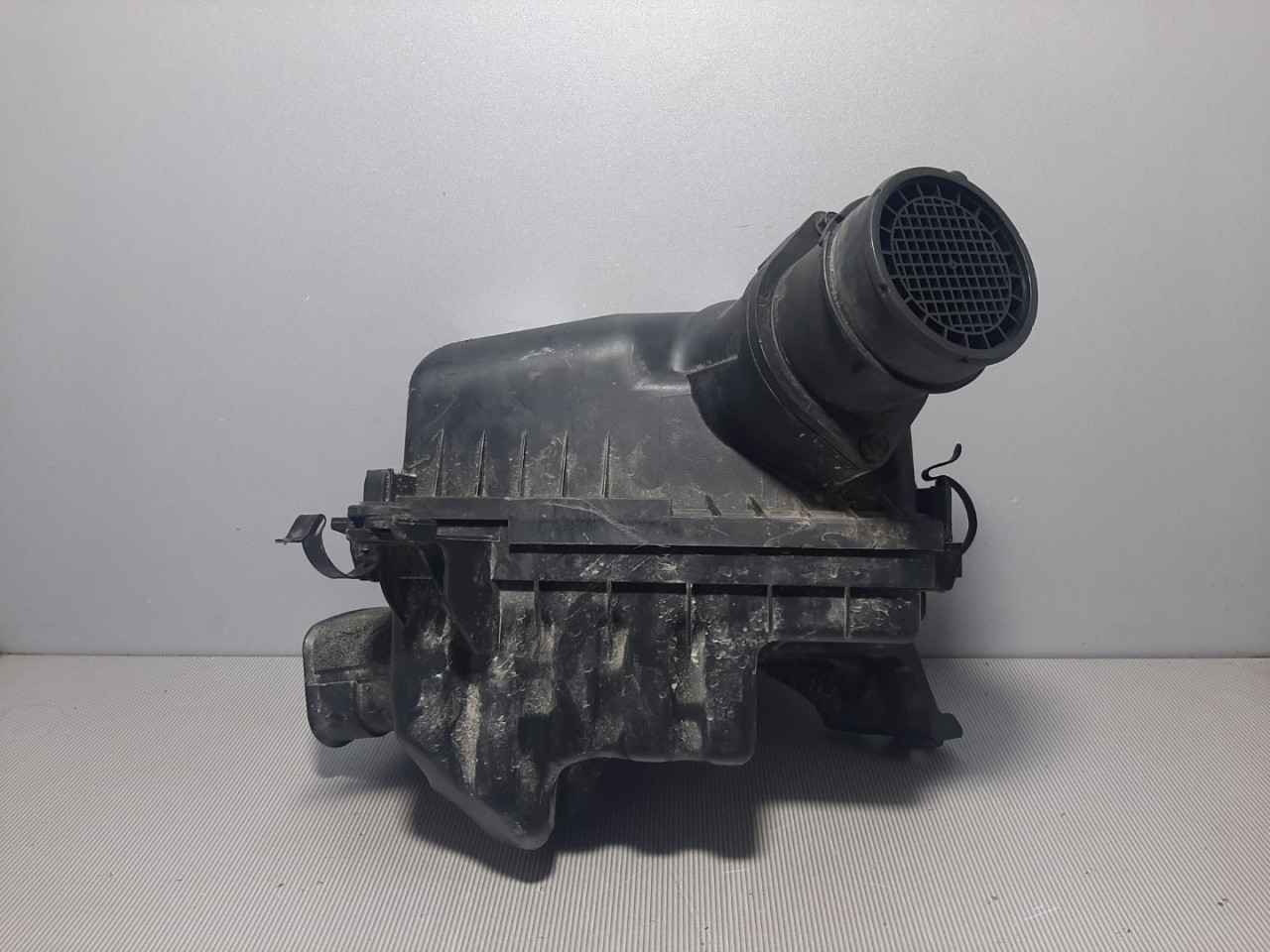 KUCISTE FILTERA ZRAKA HYUNDAI TUCSON > 04-10 26100-2E25