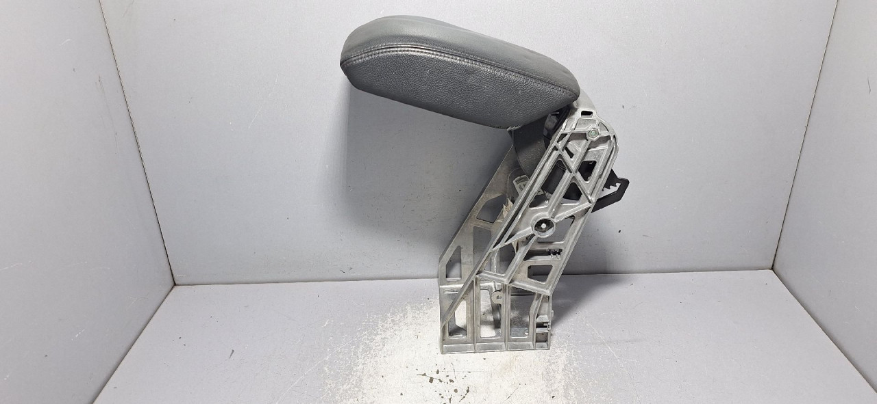 NASLONJAC ZA RUKU AUDI Q3 > 11-15 8U0864283A