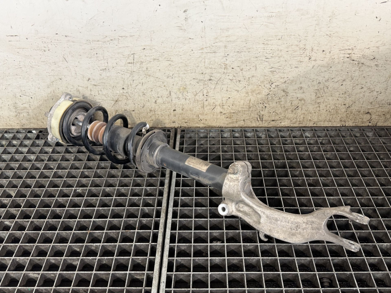 DIJELOVI AMORTIZER AUDI A4 (B9) > 15-18 2.0 8W0413031BA