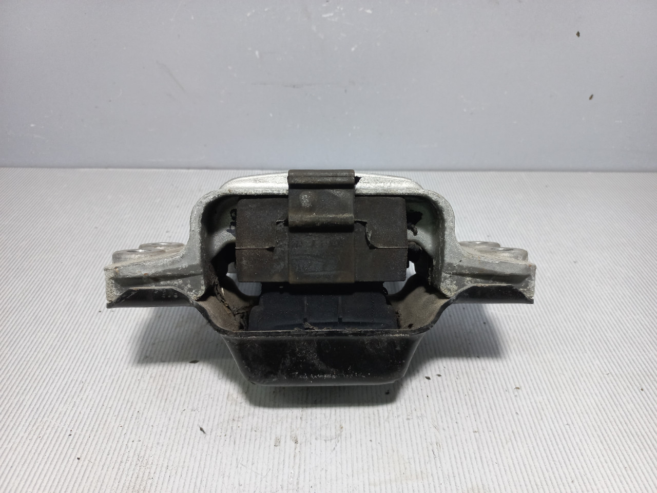 DIJELOVI NOSAC MOTORA VW CADDY > 10-15 1K0199555N