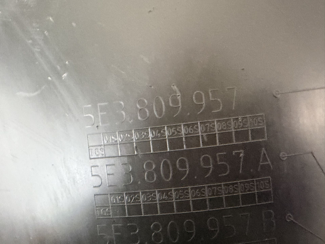 DIJELOVI UNUTRASNJI BLATOBRAN SKODA OCTAVIA > 19- 1.0 5E3809957