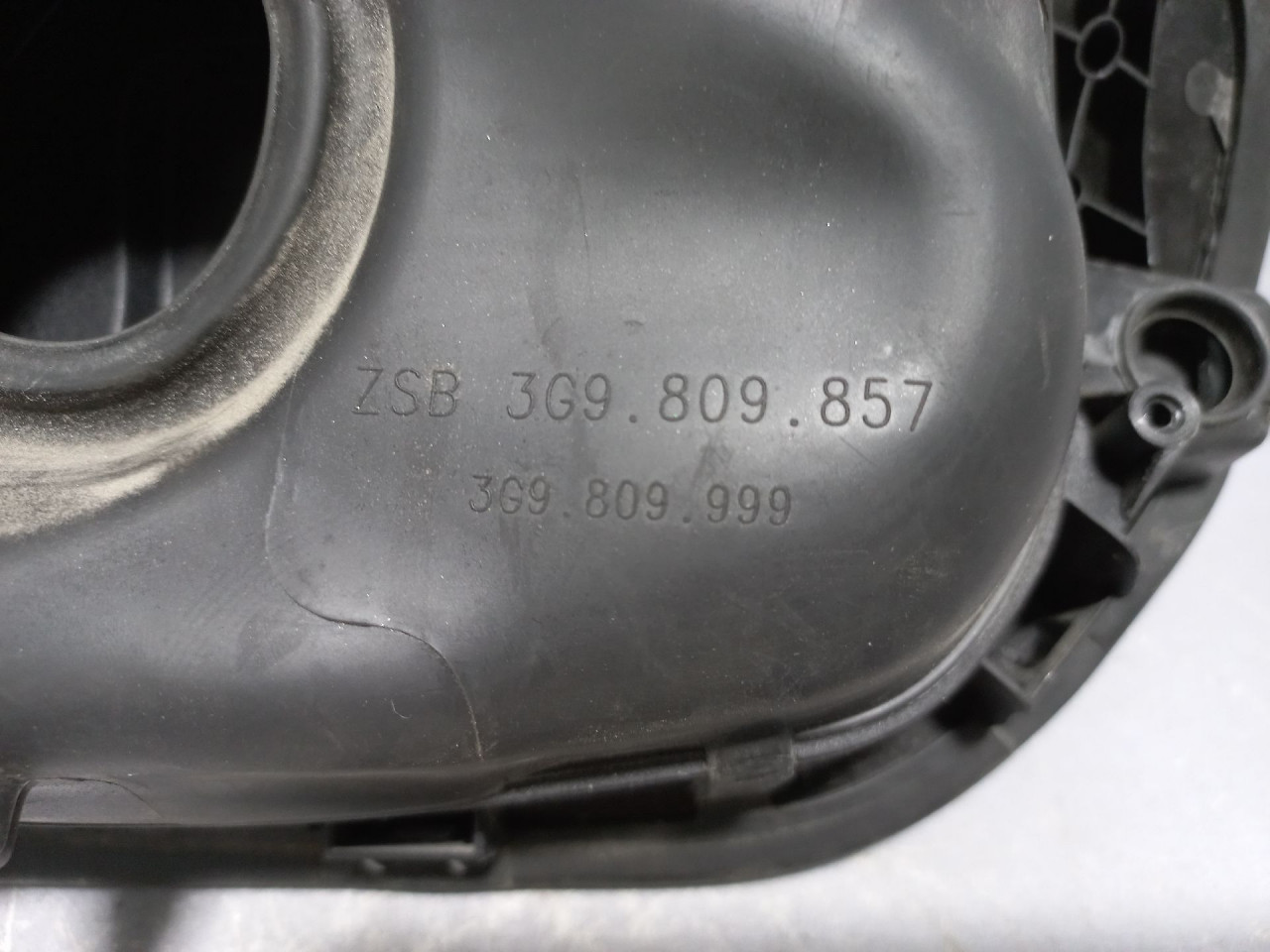POKLOPAC REZERVOARA VW PASSAT B8 > 14- 3G9809857