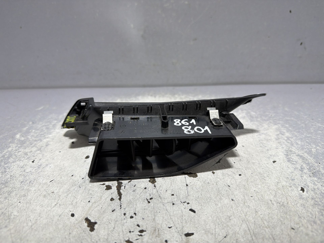DIJELOVI RESETKA VENTILACIJE SKODA OCTAVIA > 19- 2.0 5E8819702