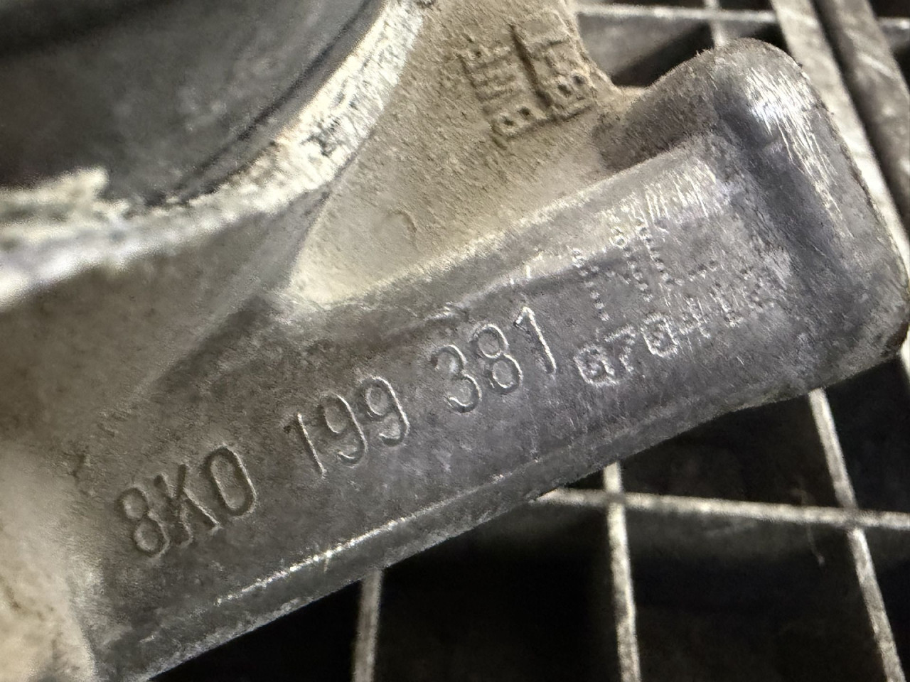 DIJELOVI NOSAC MOTORA AUDI A4 (B8) > 07-11 2.0 8K0199381NL