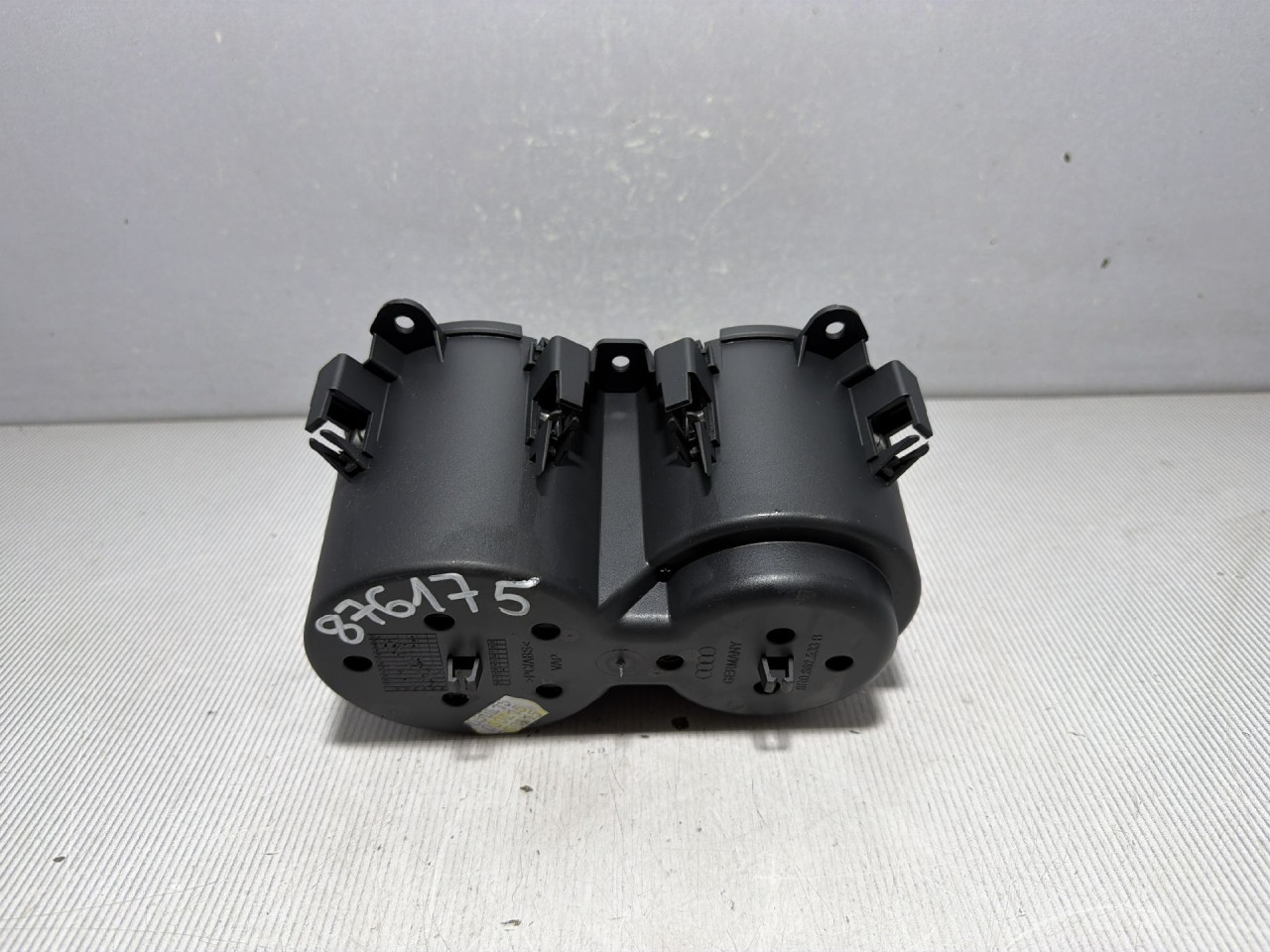DIJELOVI PLASTIKA AUDI Q5 > 12-16 2.0 8R0862533B
