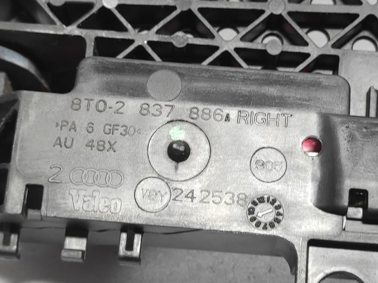 DIJELOVI RUCKA VRATA AUDI Q5 > 08-11 8T0837886A