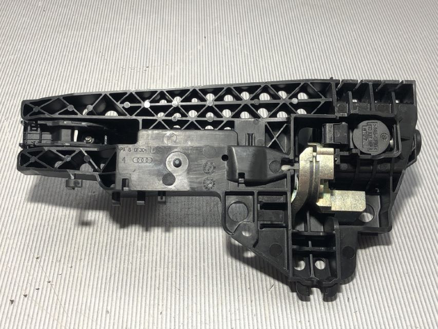 DIJELOVI RUCKA VRATA AUDI Q5 > 12-16 8T0837886B