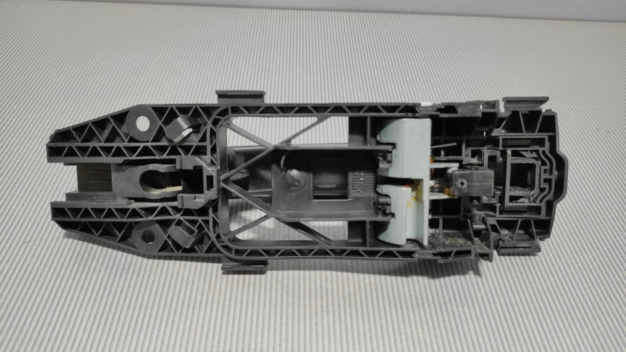 DIJELOVI RUCKA VRATA VW TIGUAN > 11-15 5N0839885H