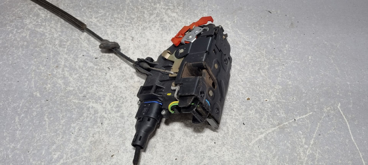 DIJELOVI BRAVA VRATA VW TOURAN > 03-06 3D1837016