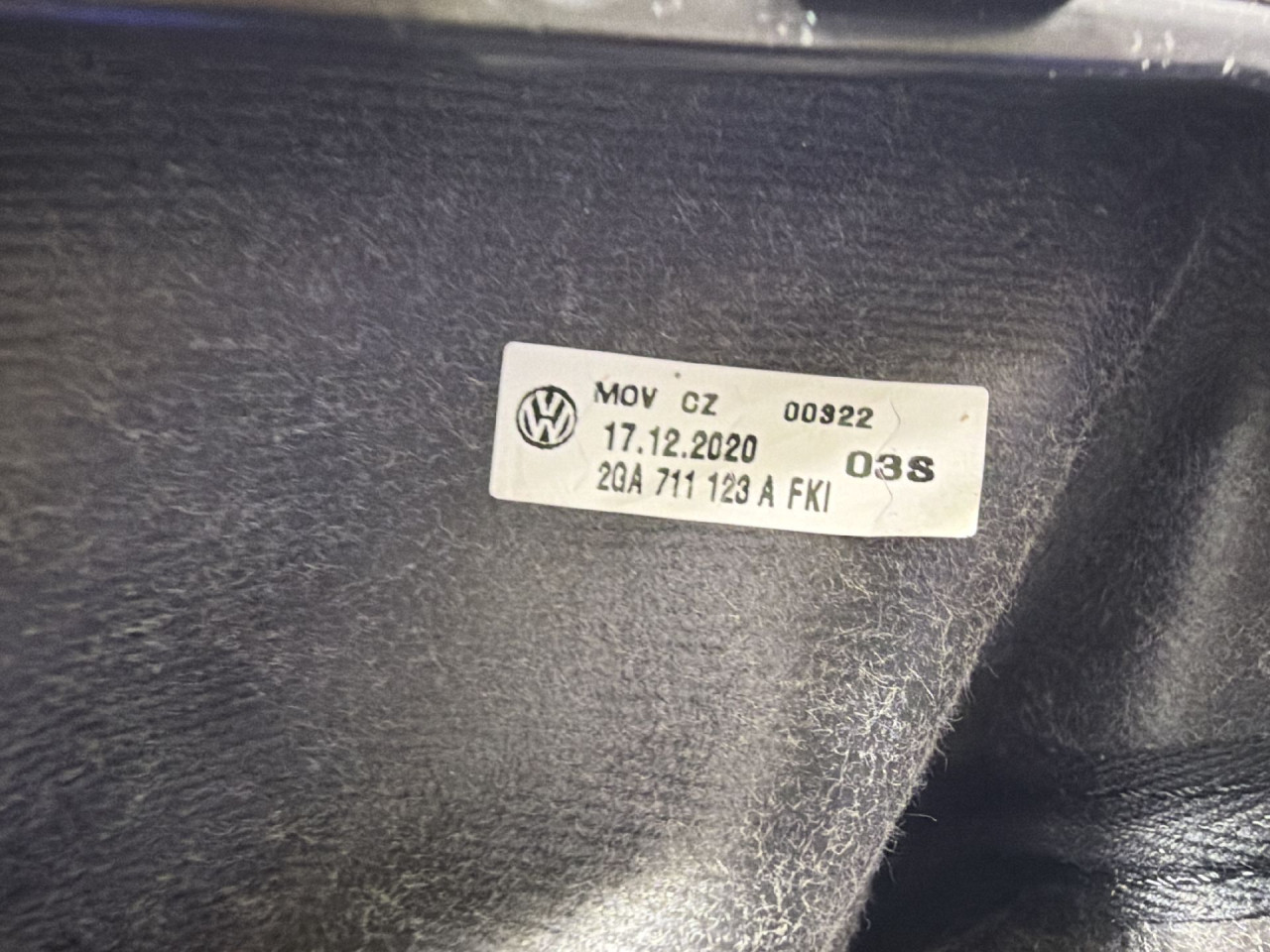 DIJELOVI RUCICA MJENJACA VW T-ROC > 17- 1.0 2GA711123A