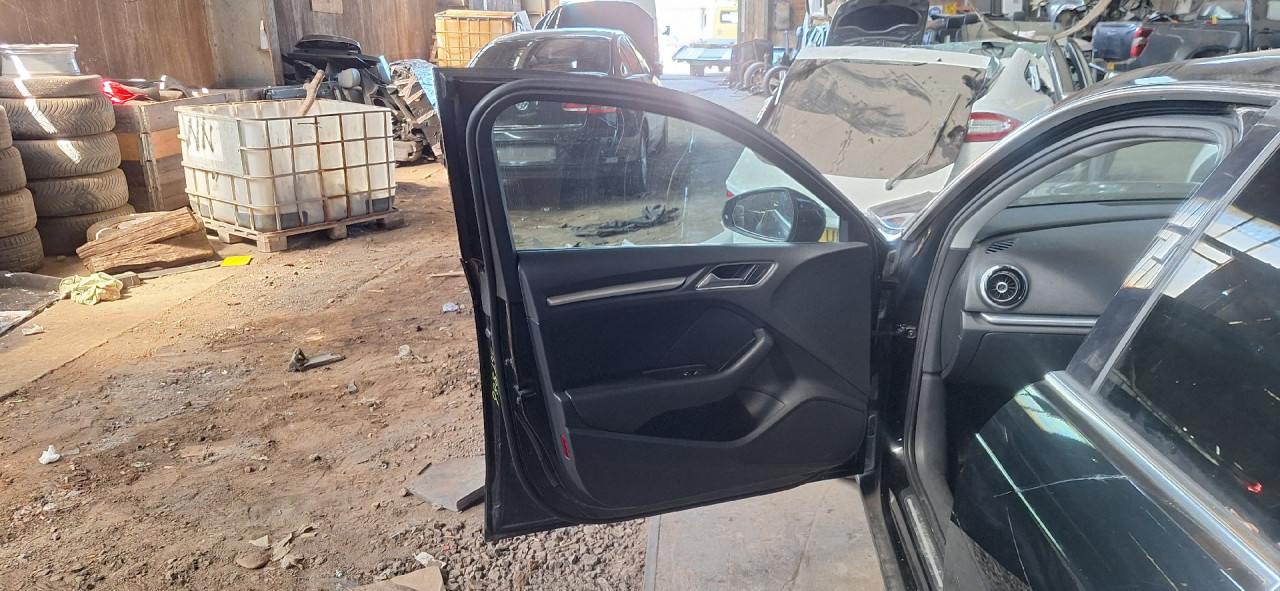 DIJELOVI VRATA OSTECENA AUDI A3 (8V1/8VA) > 12-16 2.0 8V4831051E