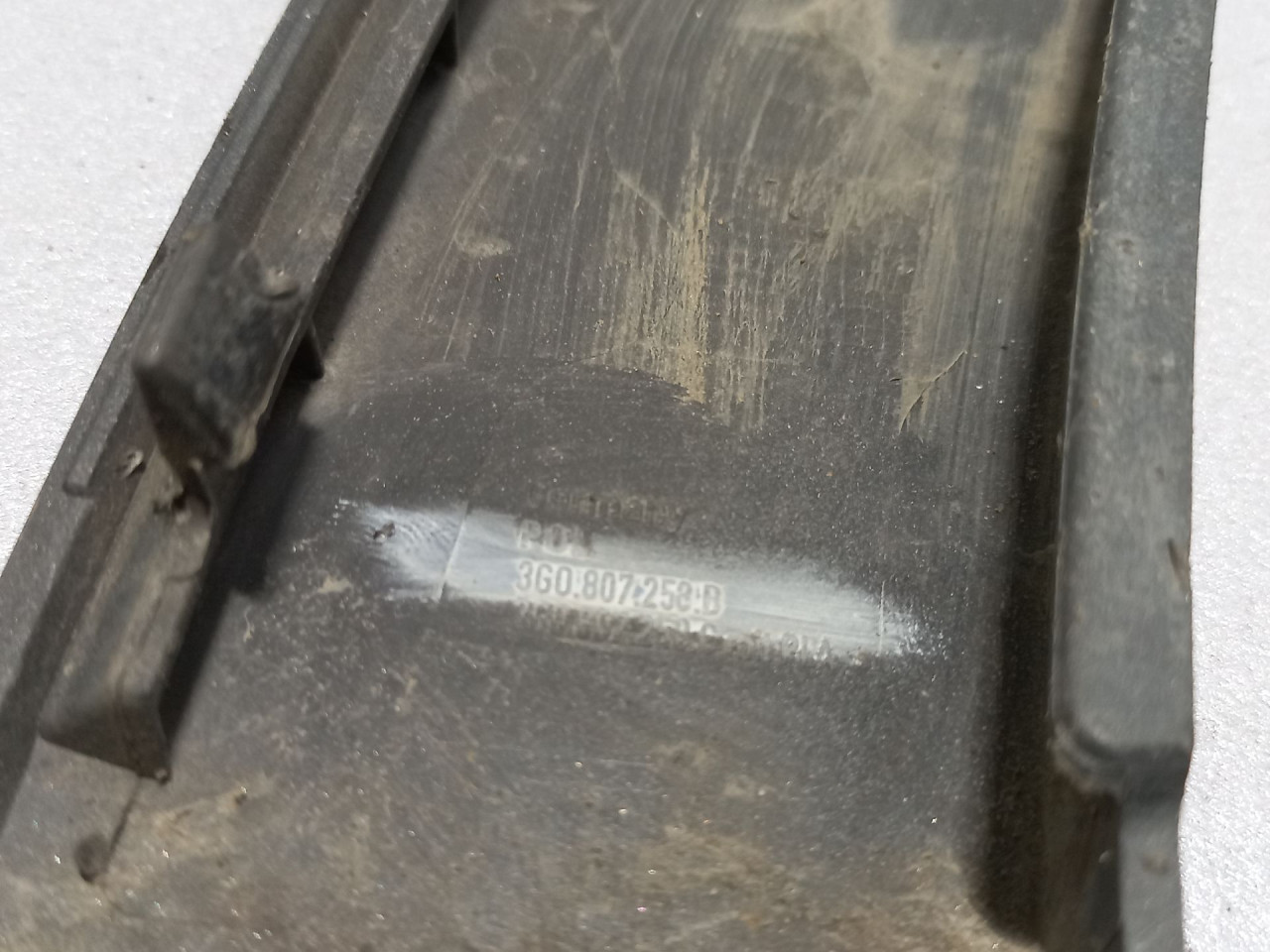 DIJELOVI RUB BLATOBRANA VW PASSAT B8 > 14-19 3G0807258B