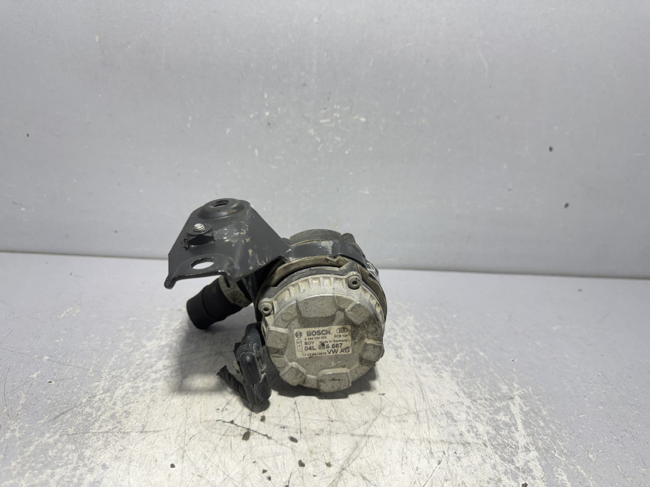 DIJELOVI POMOCNA PUMPA VODE AUDI A6 4K > 18- 2.0 04L965567