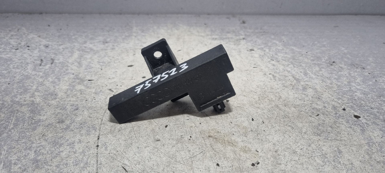 DIJELOVI ANTENA VW TOUAREG > 11-14 8K0907247