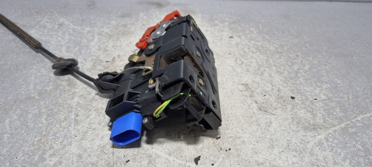 DIJELOVI BRAVA VRATA VW TOURAN > 03-06 3D1837016