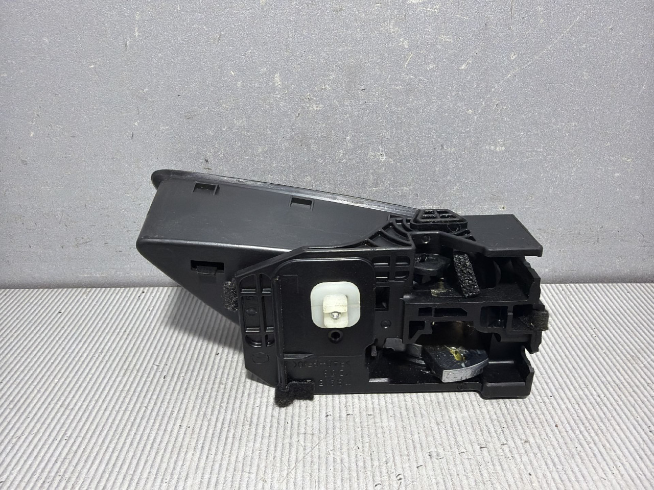 DIJELOVI UNUTRASNJA RUCKA VRATA MAZDA 6 > 13-16 2.2 T8315KD53