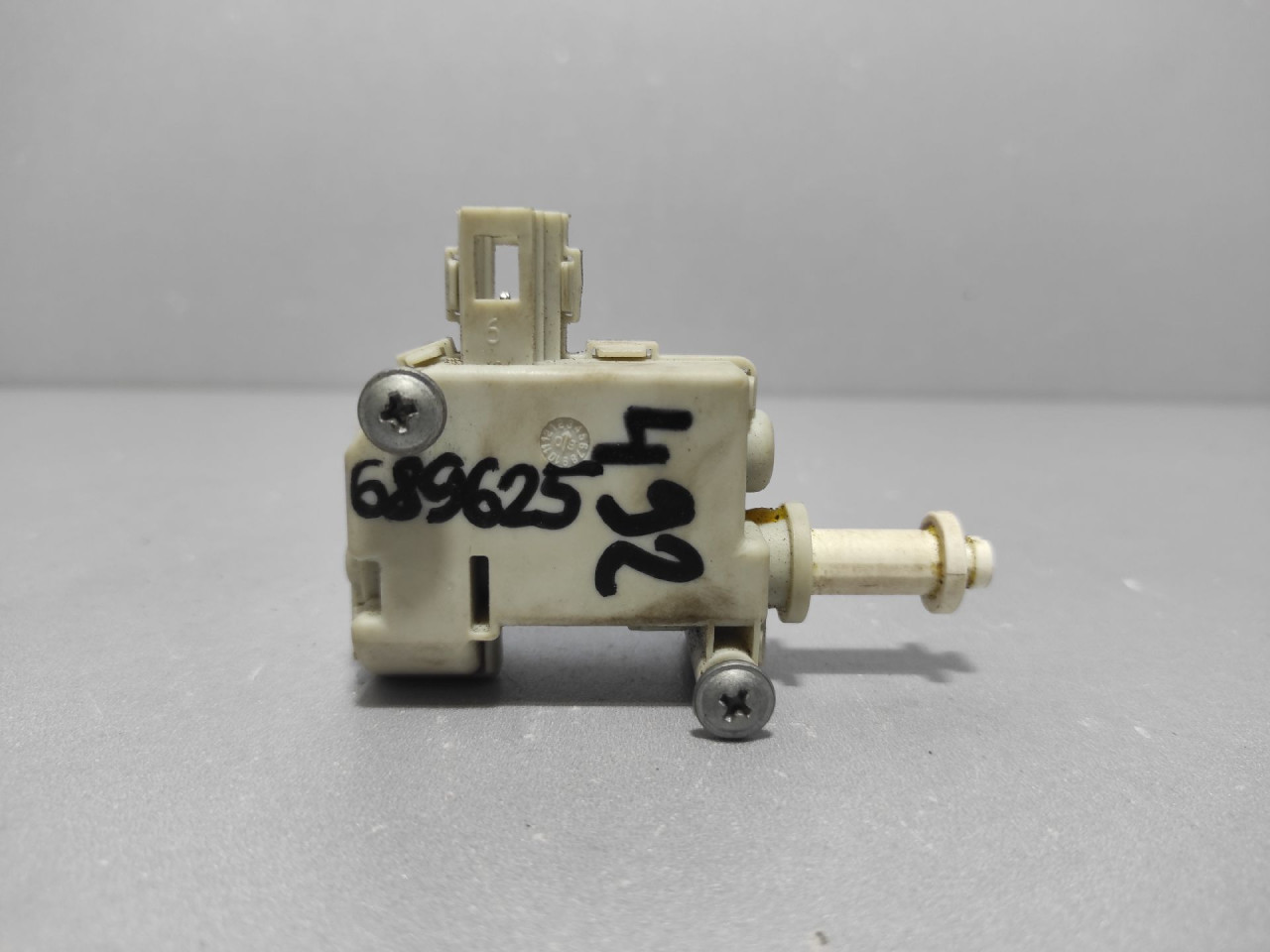 MOTORIC POKLOPCA REZERVOARA VW PASSAT B6 > 05-10 3C0810