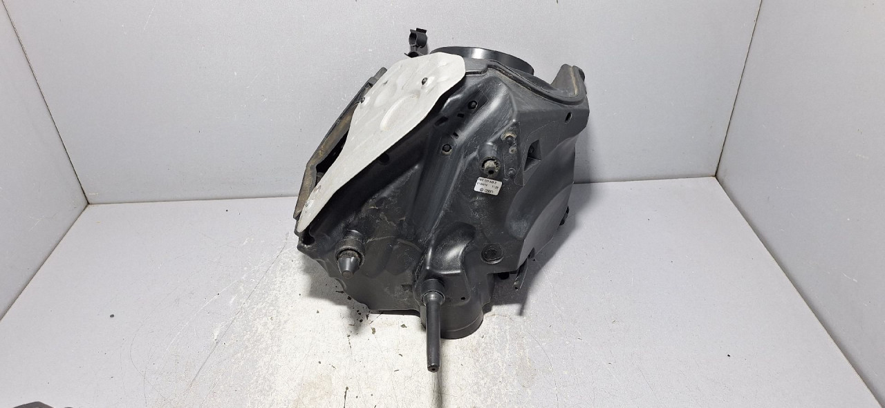 KUCISTE FILTERA ZRAKA AUDI A4 (B9) > 15-18 8W0133835D