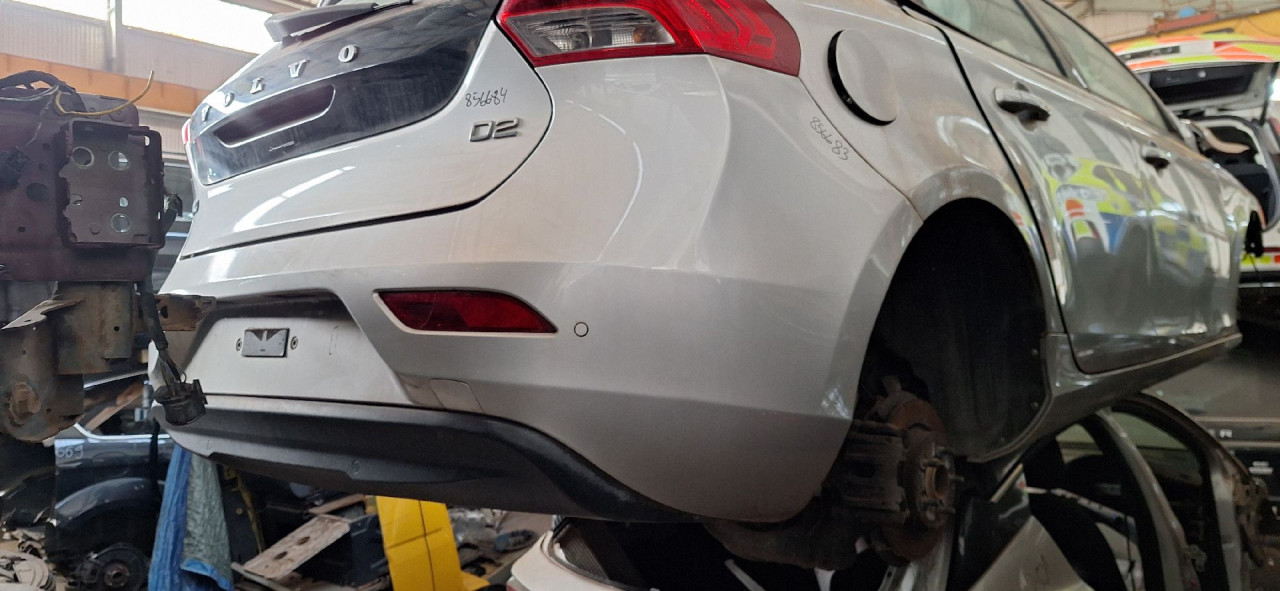 DIJELOVI BRANIK VOLVO V40 > 12-16 39820426