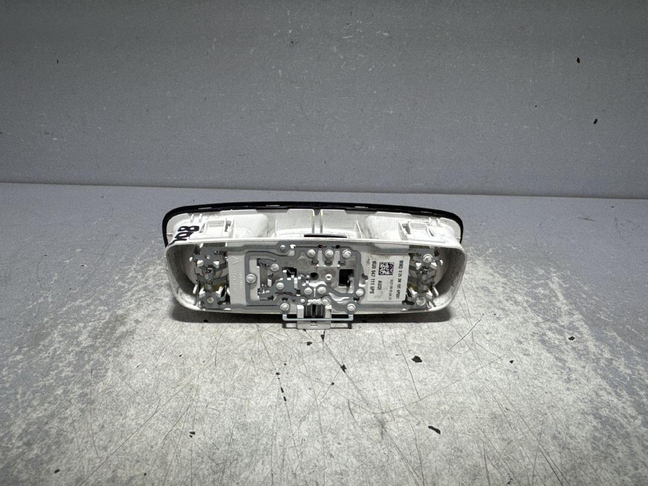 RASVJETA U KABINI AUDI Q3 > 11-15 8U0947111