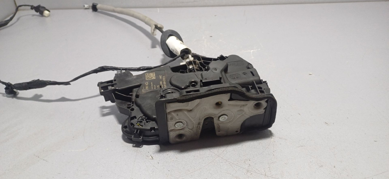 DIJELOVI BRAVA VRATA VW GOLF 8 > 19- 3J0839015A