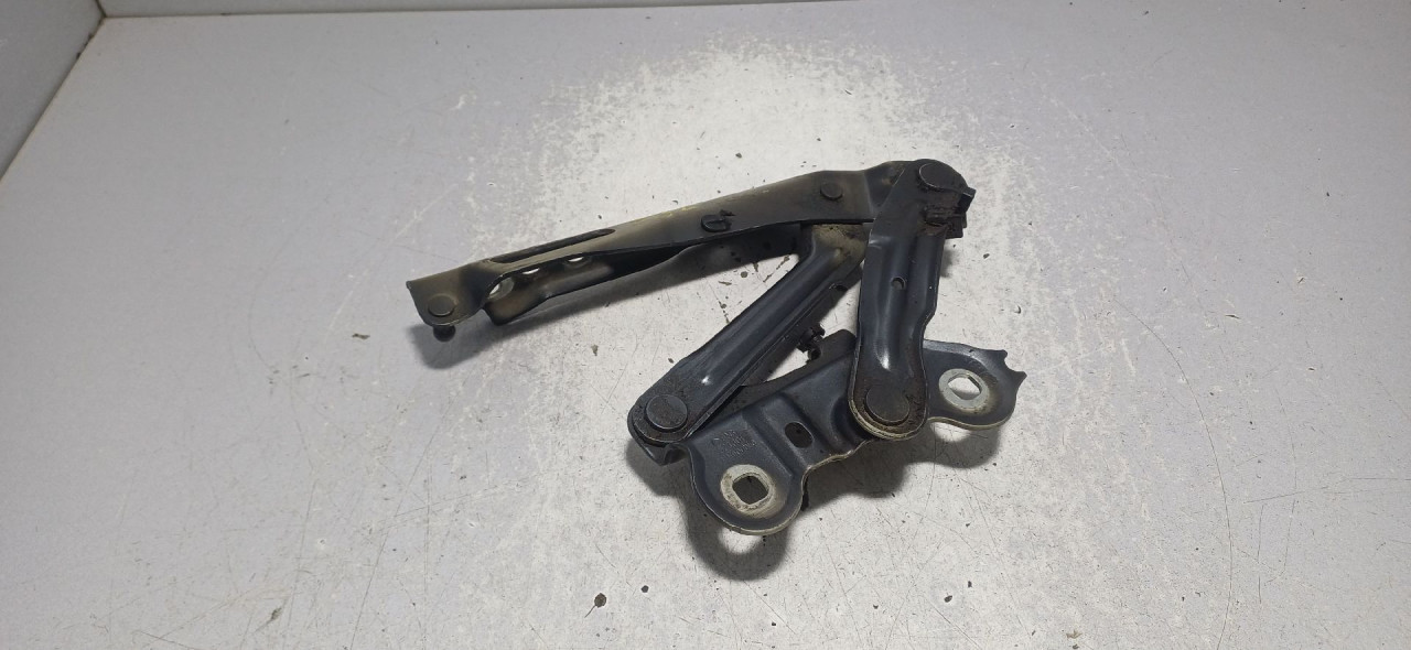 DIJELOVI SKARE OD HAUBE SKODA SUPERB > 15-19 2.0 8V0823301