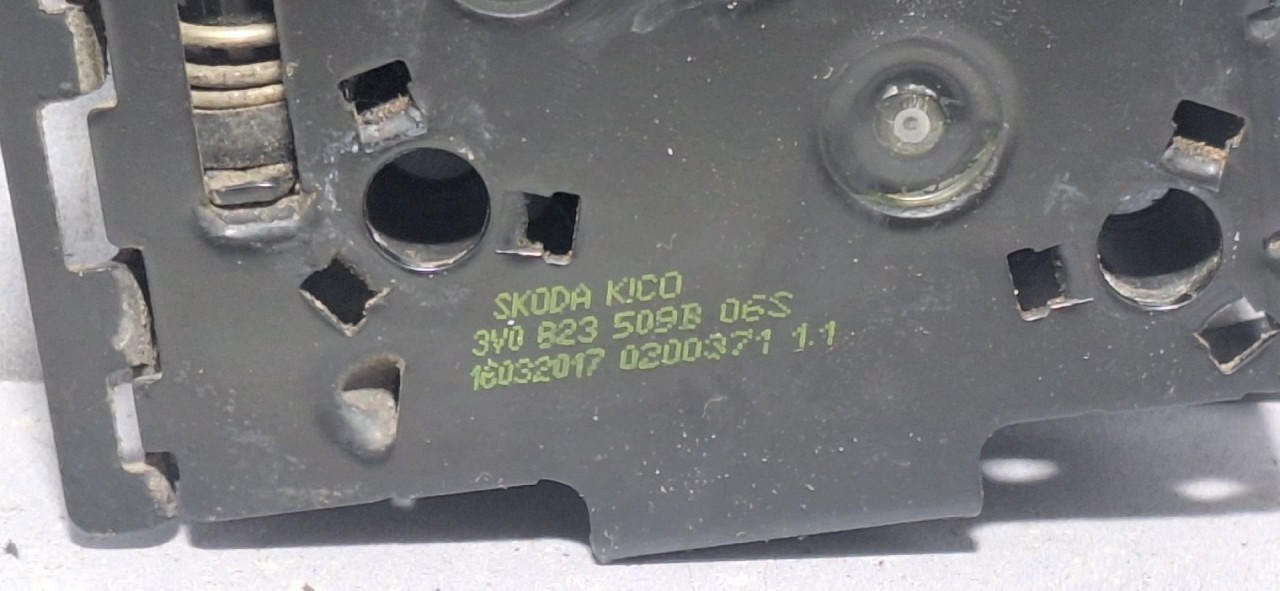 DIJELOVI BRAVA HAUBE SKODA SUPERB > 15-19 3V0823509B