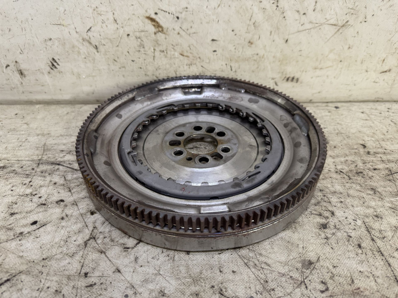 DIJELOVI ZAMAJAC VW PASSAT B8 > 14-19 1.6 415054509