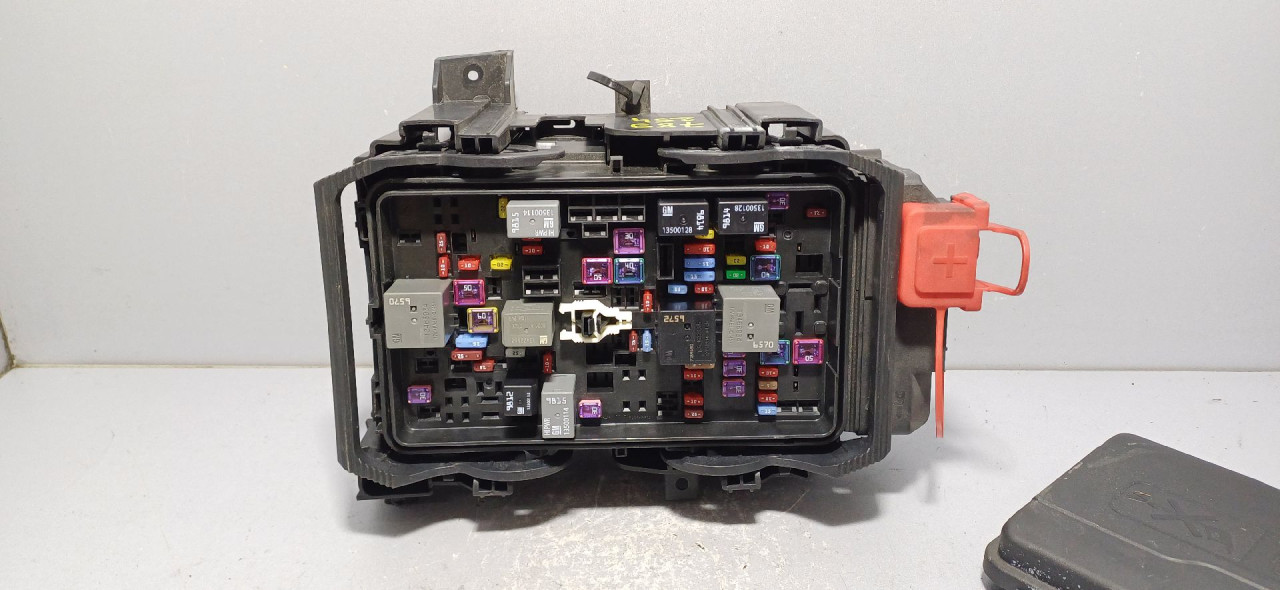 DIJELOVI ELEKTRONIKA KUTIJA OSIGURACA OPEL INSIGNIA > 17-19 1.6