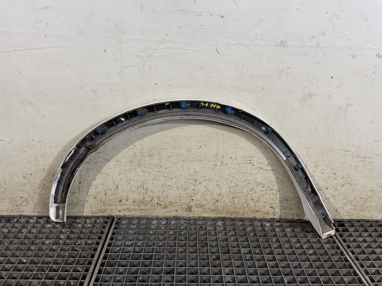 DIJELOVI RUB BLATOBRANA AUDI Q3 > 11-15 2.0 8U0853817C