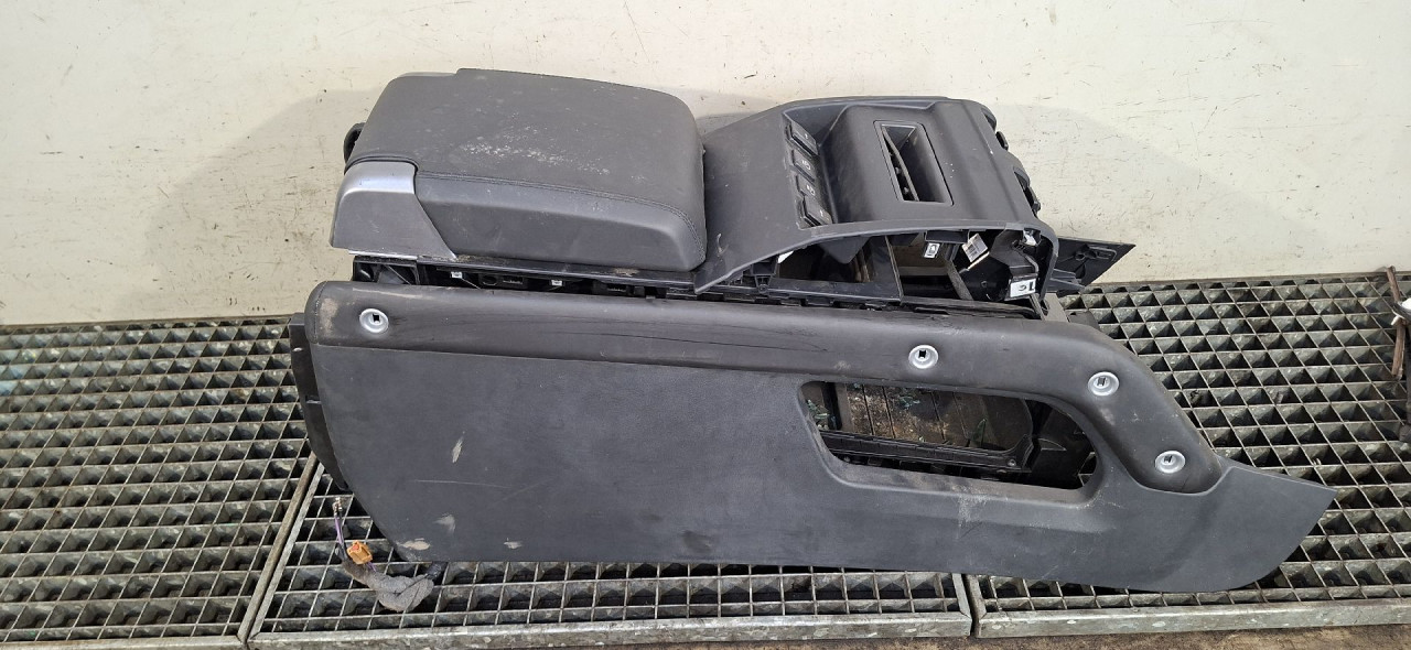 DIJELOVI CENTRALNA KONZOLA LAND ROVER DEFENDER (L663) > 19- 3.0