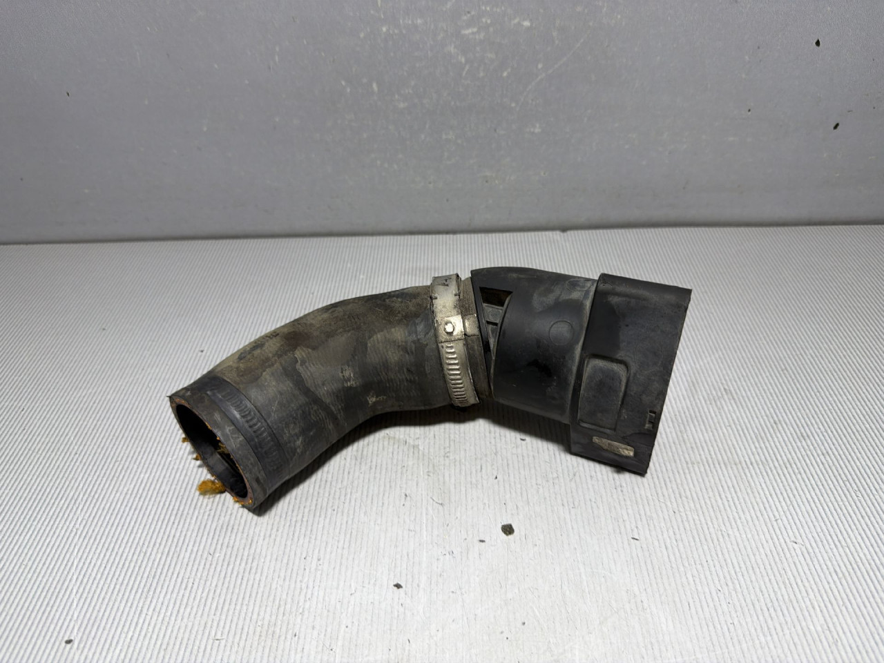 DIJELOVI CRIJEVO VW PASSAT B8 > 14-19 1.6 04L131111Q