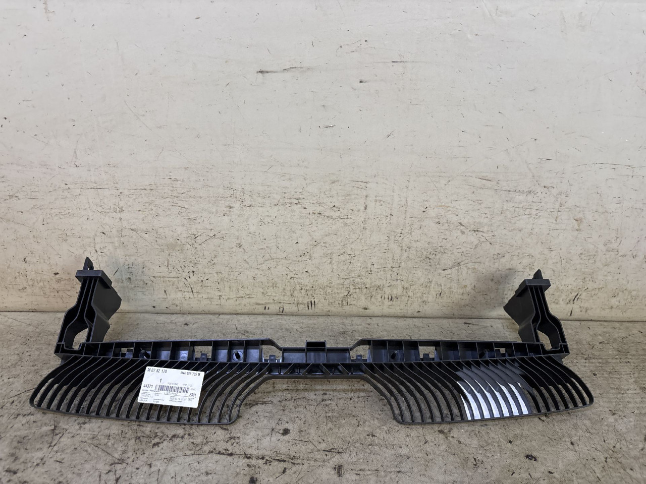 PLASTIKA BRANIKA VW TIGUAN > 16-20 5NA805705M