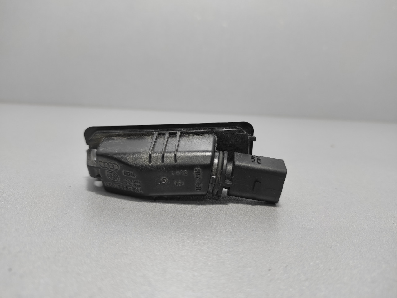 DIJELOVI RASVJETA TABLICA VW GOLF 7 > 12-16 1K8943021