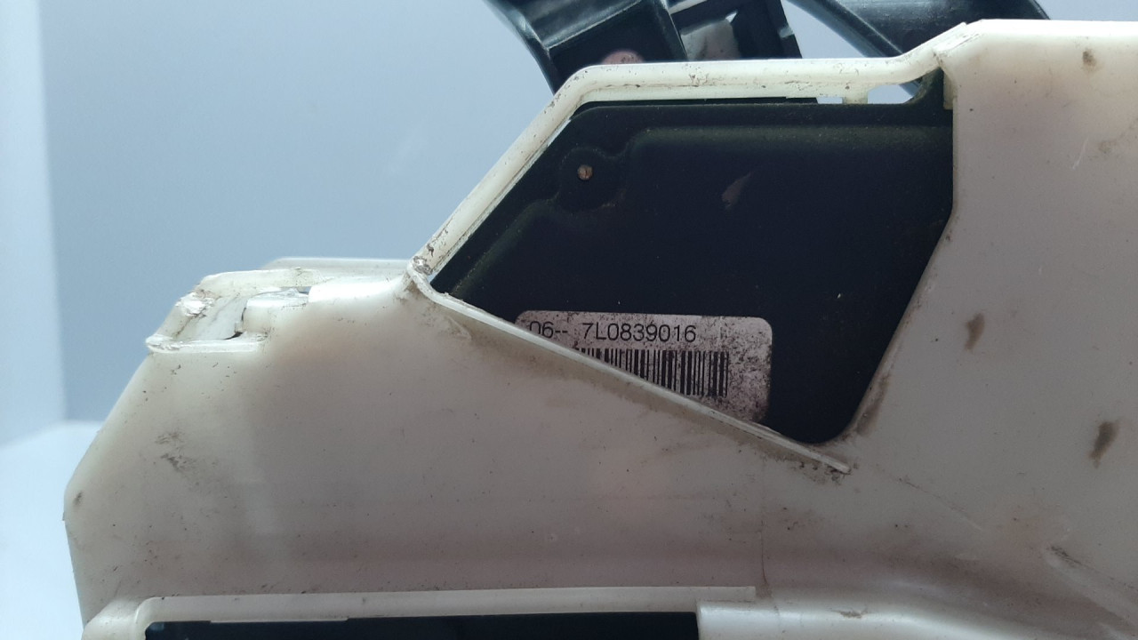 DIJELOVI BRAVA VRATA VW TOUAREG > 02-06 7L0839016