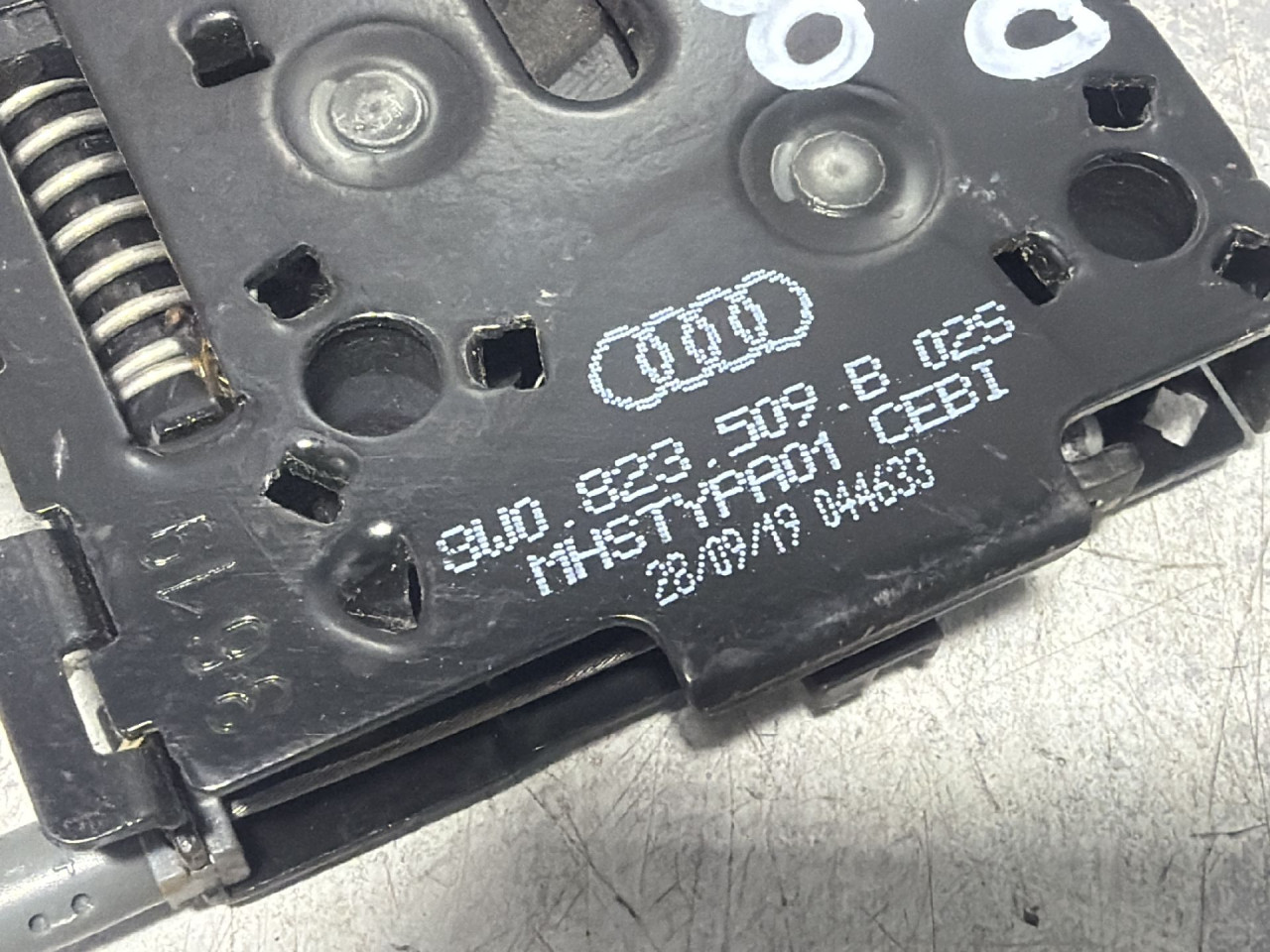 DIJELOVI BRAVA HAUBE AUDI A4 (B9) > 19- 8W0823509B