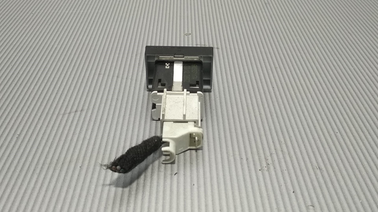 DIJELOVI PREKIDAC VW POLO > 09-14 6R0927117A