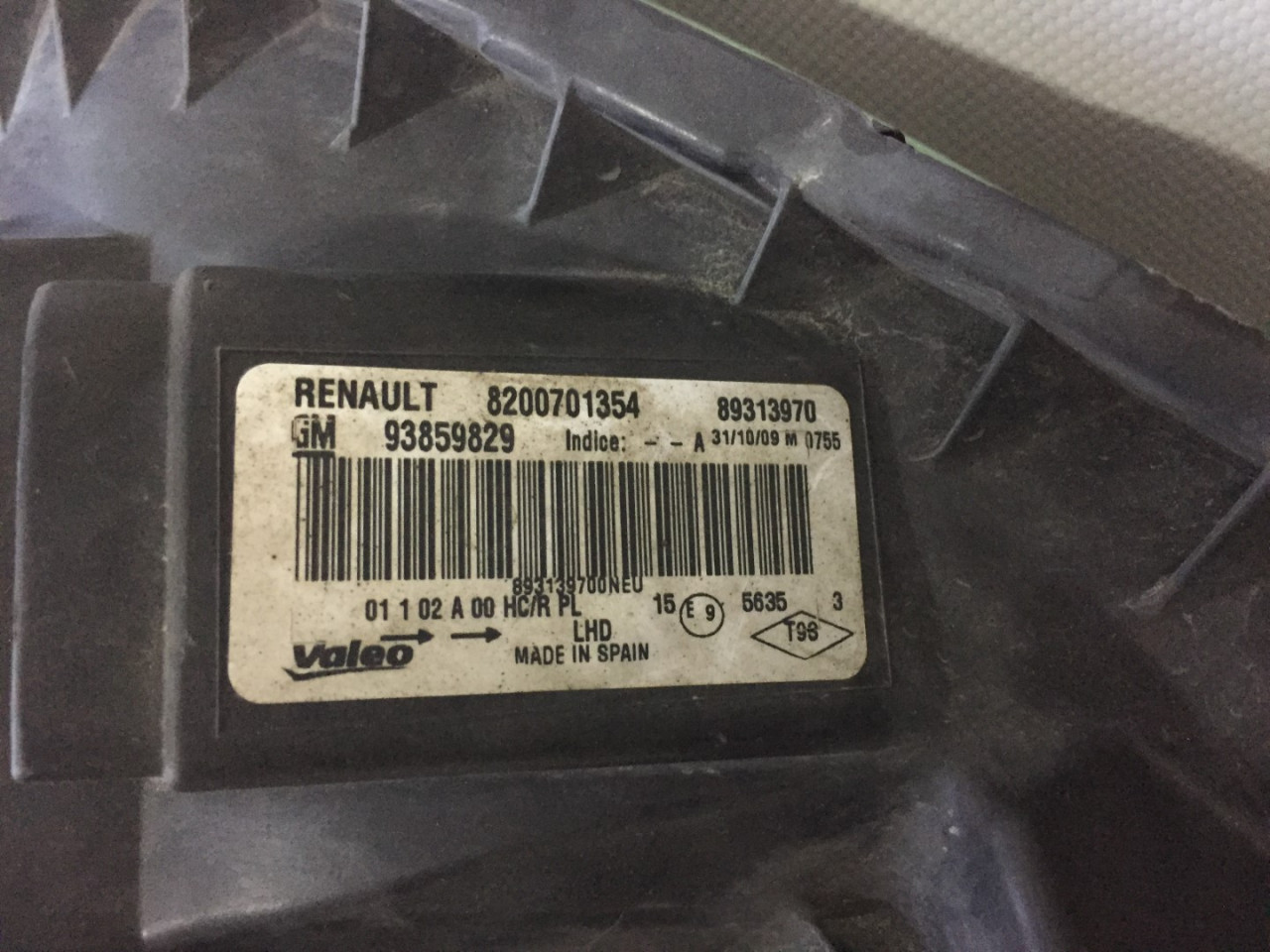 DIJELOVI FAR RENAULT TRAFIC > 07-14 8200701354
