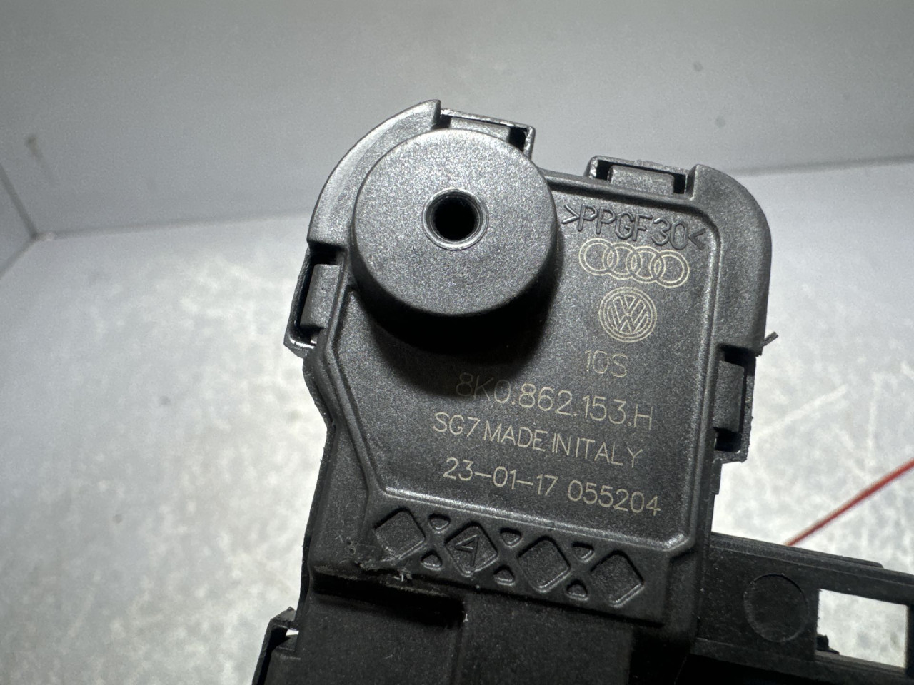 MOTORIC POKLOPCA REZERVOARA AUDI A4 (B8) > 12-15 8K0862