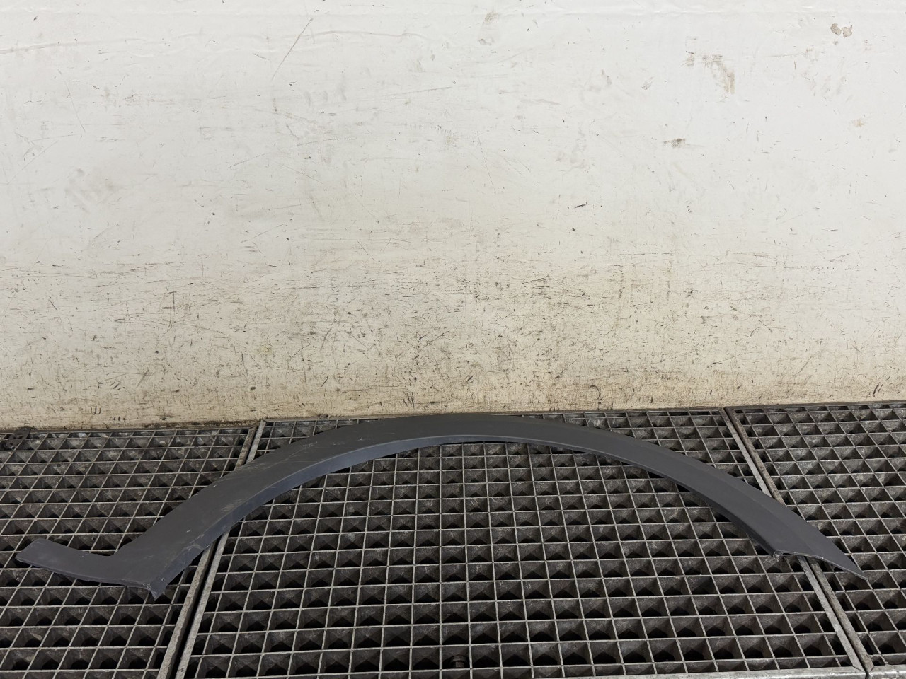 DIJELOVI RUB BLATOBRANA AUDI A4 (B9) > 15-18 8W9853718B