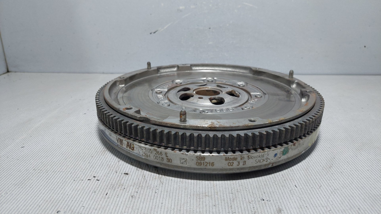DIJELOVI ZAMAJAC VW GOLF 7 > 12-16 04C105266E